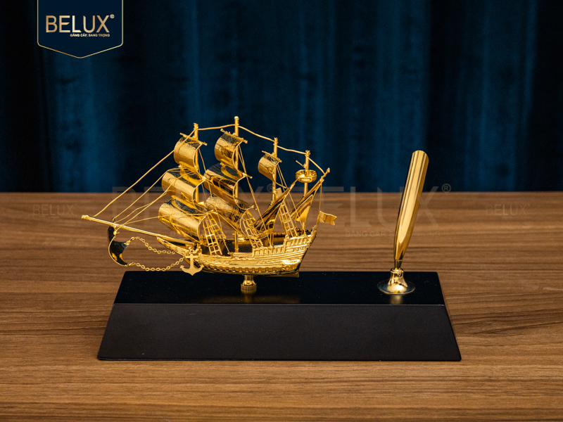 Đế bút thuận buồm xuôi gió mạ vàng 24k 20x12cm